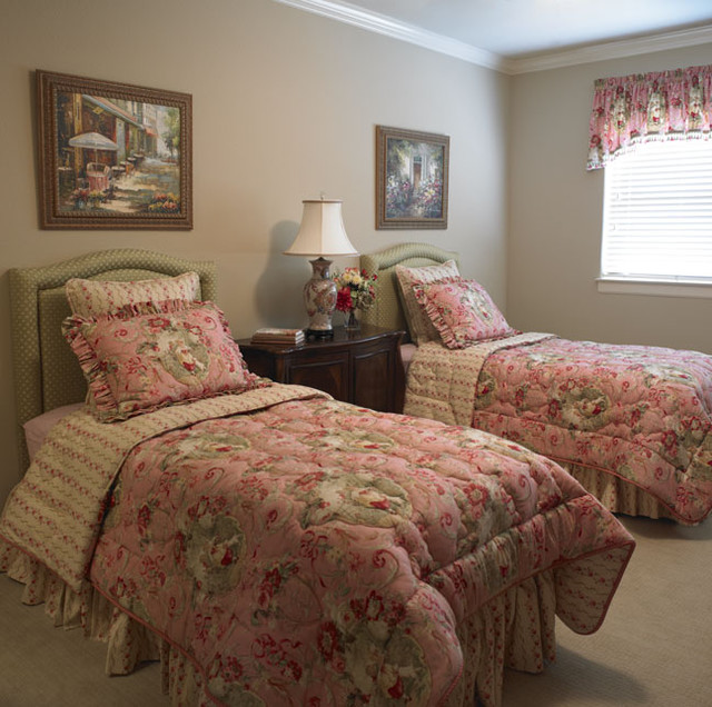 Современный дизайн спальни в розовых тонах