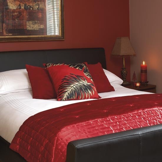 Современный дизайн спальной в красном цвете