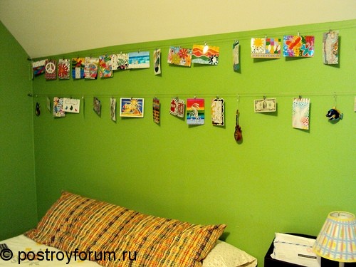 Зеленая стена в спальной комнате, с картинками
