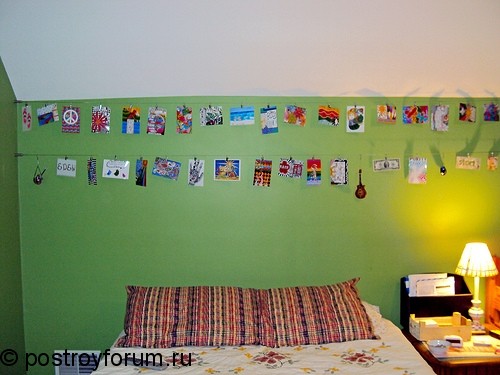 Стена в спальной комнате украшенная  картинками