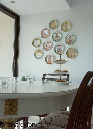 Тарелки на стене стол