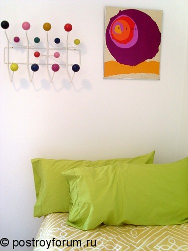 вешалка на стене с разноцветными крючками