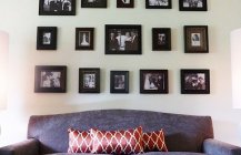 Дизайн интерьера гостиной с фотографиями на стене