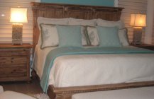 Дизайн спальни в бело-голубом цвете