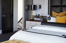 Дизайн спальни в черно-желтых тонах