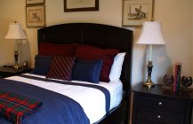 Дизайн спальной комнаты с белоснежными абажурами