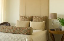 Интерьер спальни выполнен в стиле минимализм.