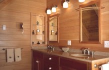 Интерьер ванной комнаты в коричневых цветах.