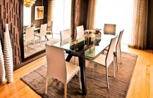 Изысканный дизайн столовой в коричневых тонах