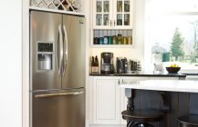 Прекрасный интерьер кухни с большим холодильником
