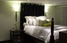 Современный дизайн спальной комнаты в тёмных тонах