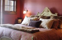 Современный дизайн спальной в розовых оттенках