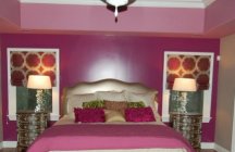 Современный интерьер спальной комнаты в розовых тонах