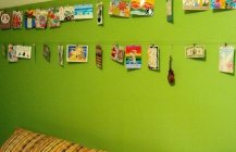 Зеленая стена в спальной комнате, с картинками